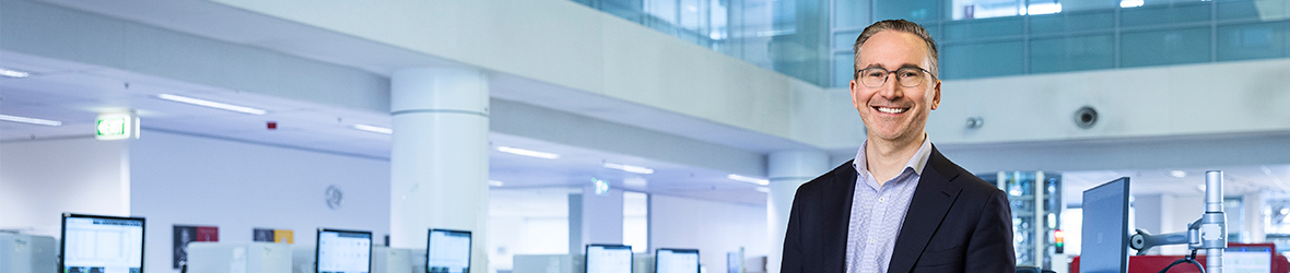 Banner a Sonic CEO Jim Newcombe at the Douglass Hanly Moir Pathology laboratory