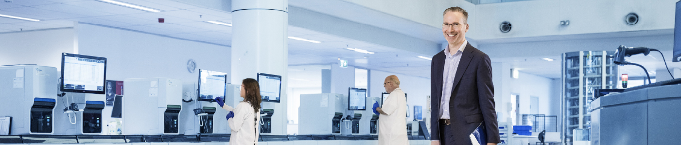 Banner a Sonic CEO Jim Newcombe at the Douglass Hanly Moir Pathology laboratory